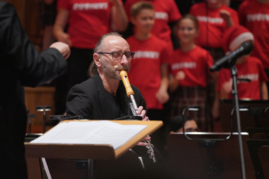 zdjęcie mężczyzny grającego na flecie prostym