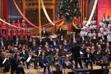 Orkiestra Symfoniczna FP i chóry dziecięce na estradzie FP