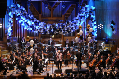 zdjęcie estrady FP przystrojonej balonami