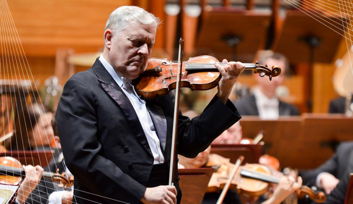 zdjęcie starszego mężczyzny, skrzypka grającego koncert