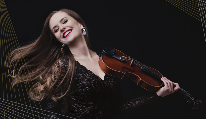 zdjęcie młodej kobiety, skrzypaczki z odchyloną głową, w długich włosach