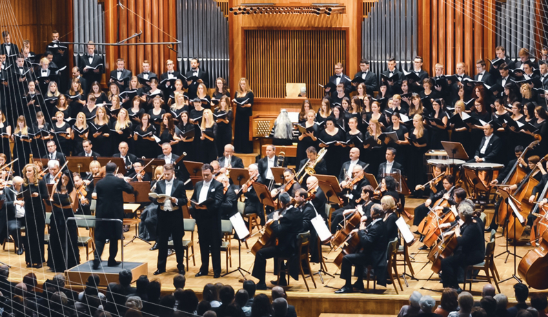 zdjęcie solistów, orkiestry i chóru na estradzie FP