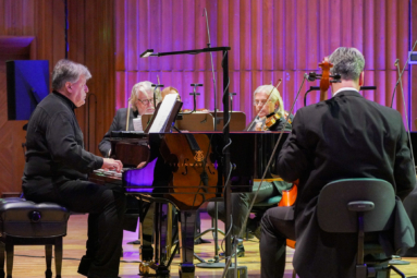 zdjęcie starszego mężczyzny siedzącego przy fortepianie