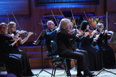 zdjęcie skrzypków Orkiestry Kameralnej Capella Bydgostiensis grających koncert
