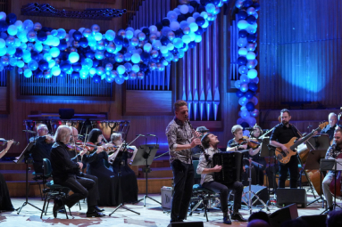 zdjęcie muzyków zepsołu Etnos Ensamble i Capelli Bydgostiensis grających na instrumentach