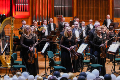 zdjęcie Orkiestry Symfonicznej FP oklaskiwanej przez publiczność