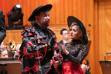 zdjęcie solistów przebranych w czerwono-czarne hiszpańskie stroje z kapeluszami na głowach