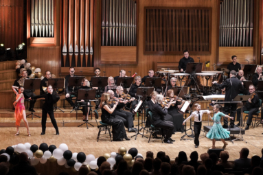 zdjęcie młodych tancerzy wykonujących taniec towarzyski na estradzie FP