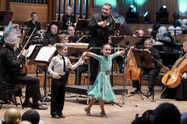 zdjęcie dzieci wykonujących taniec towarzyski w parze na estradzie FP