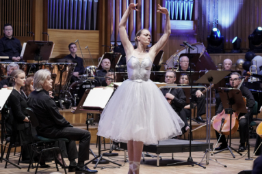 zdjęcie baletnicy w białej sukience tańczącej na estradzie FP