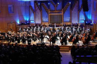 zdjęcie Orkiestry Symfonicznej FP na estradzie podczas koncertu