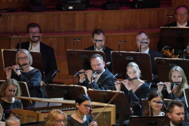 zdjęcie flecistów Orkiestry Symfonicznej FP grających na fletach piccolo