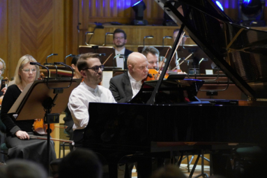 zdjęcie pianisty grającego na fortepianie