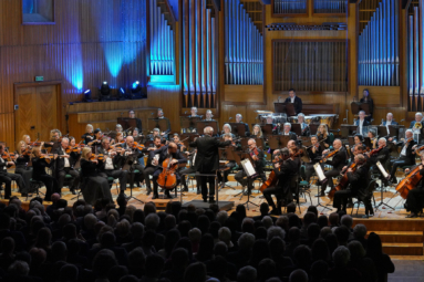 orkiestra symfoniczna podczas koncertu symfonicznego