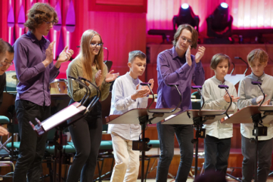zdjęcie młodych perkusistów na estradzie filharmonii