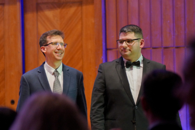 zdjęcie dwóch mężczyzn w garniturach i okularach