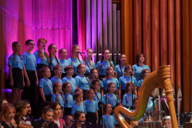 zdjęcie chóru dziecięcego FP w niebieskich koszulkach