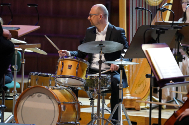 zdjęcie perkusisty grającego na instrumencie