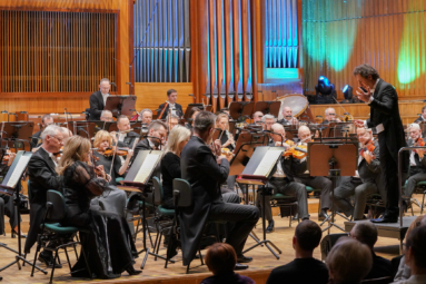 zdjęcie Orkiestry Symfonicznej FP na estradzie podczas koncertu symfonicznego