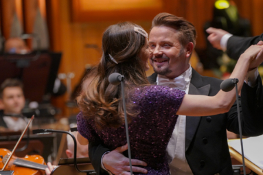 zdjęcie śpiewaków: kobiety i mężczyzny, tańczących w parze