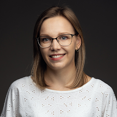 zdjęcie młodej kobiety w okularach i białej bluzce