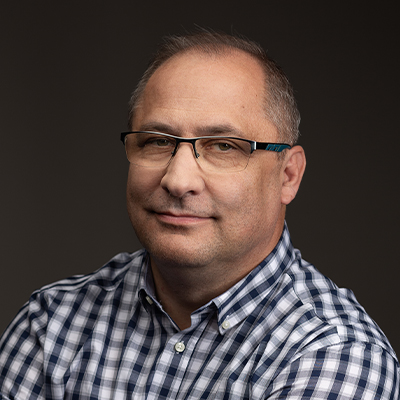 Mariusz Talkowski zdjęcie mężczyzny w okularach i koszuli w kratkę