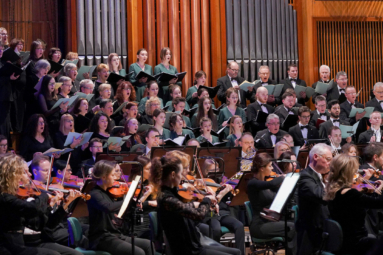 zdjęcie chóru śpiewającego na estradzie FP z towarzyszeniem orkiestry symfonicznej