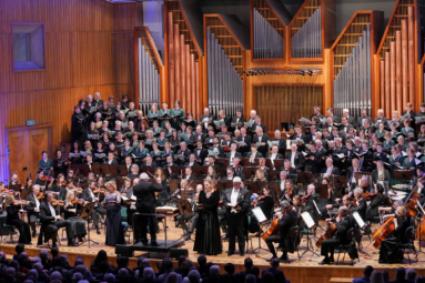 zdjęcie orkiestry symfonicznej, wielkiego chóru i solistów podczas koncertu symfonicznego