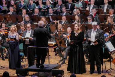 zdjęcie śpiewaków-solistów ubranych w koncertowe stroje, skupionych na utworze