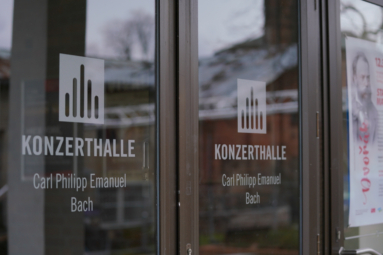 zdjęcie oszklonych drzwi wejściowych do sali koncertowej Carl Philipp Emanuel Bach we Frankfurcie nad Odrą