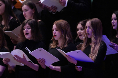 zdjęcie żeńskiej sekcji chóru studenckiego