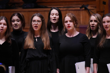 zdjęcie żeńskiej sekcji chóru studenckiego