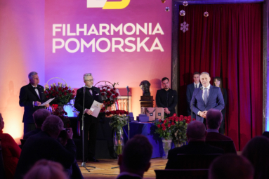 zdjęcie elegancko ubranych mężczyzn podczas uroczystości rozdania nagród