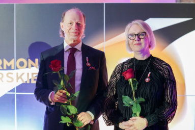 zdjęcie elegancko ubranych muzyków FP w rękach trzymających róże