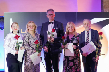 zdjęcie elegancko ubranych pracowników FP w rękach trzymających róże