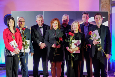 zdjęcie elegancko ubranych pracowników FP w rękach trzymających róże