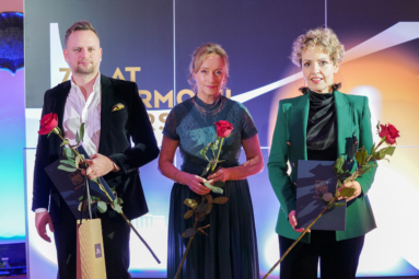 zdjęcie elegancko ubranych muzyków Orkiestrty Symfonicznej FP w rękach trzymających róże