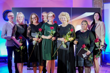 zdjęcie elegancko ubranych pracowników administracji FP w rękach trzymających róże