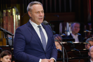 zdjęcie mężczyzny w średnim wieku przemawiającego do mikrofonu