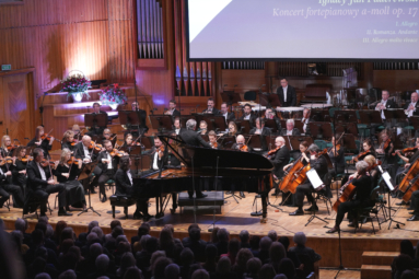 zdjęcie Orkiestry Symfonicznej FP i pianisty na estradzie FP