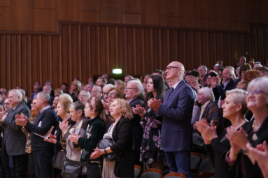 zdjęcie publiczności podczas owacji na stojąco