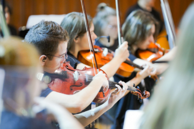 zdjęcie młodych artystów Orchestry4Young grających na skrzypcach