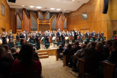 zdjęcie muzyków orkiestry symfonicznej FP oklaskiwanych przez publiczność