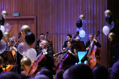 zdjęcie sekcji wiolonczel orkiestry symfonicznej FP