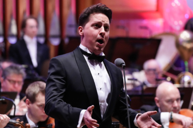 zdjęcie śpiewaka w smokingu