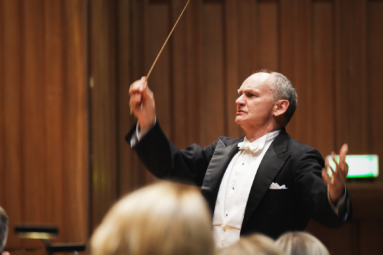 zdjęcie dyrygenta z batutą w reku