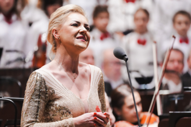 zdęcie śpiewaczki w złotej, cekinowej sukience i blond włosach