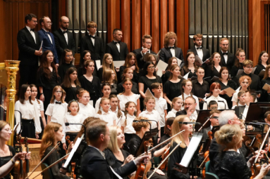 chór dziecięcy i studencki ubrany na biało-czarno