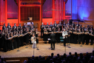 zdjęcie chóru i solistów na estradzie FP