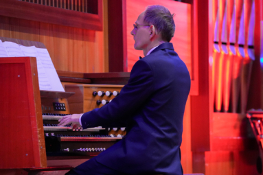 zdjęcie organisty grającego na organach